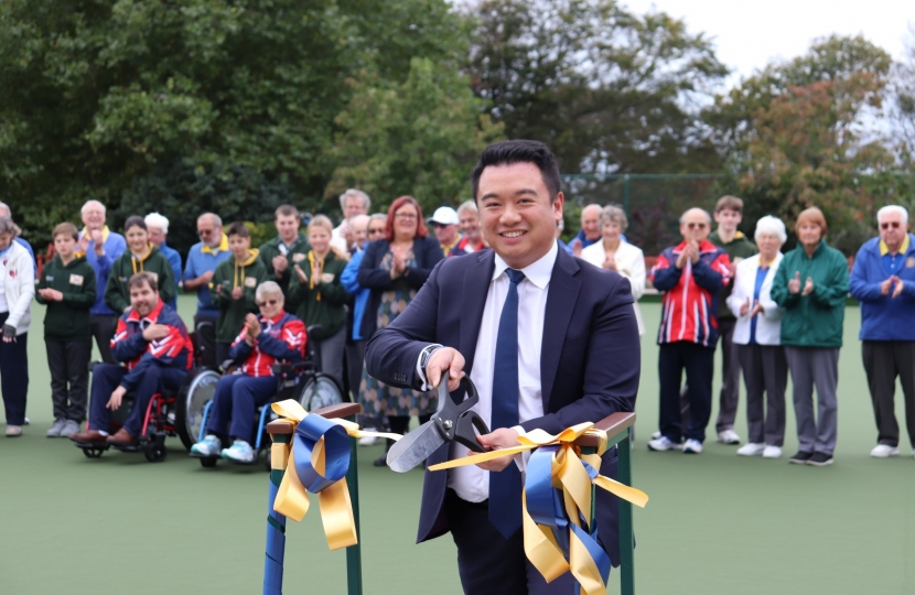 Local MP Alan Mak officially opens Hayling Island Bowls Club’s new all-weather surface 