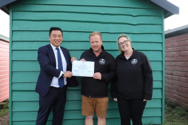 -	Alan Mak MP presents Benjamin Wallis and Shelley Meredith from Hayling Hog Roast with the award for Best Food and Drinks Outlet.