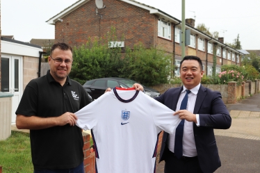 Local MP Alan Mak (right) presents Martin Doe (left) with the prize England shirt.