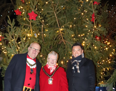 Local MP Alan Mak switches on Emsworth's Christmas Lights